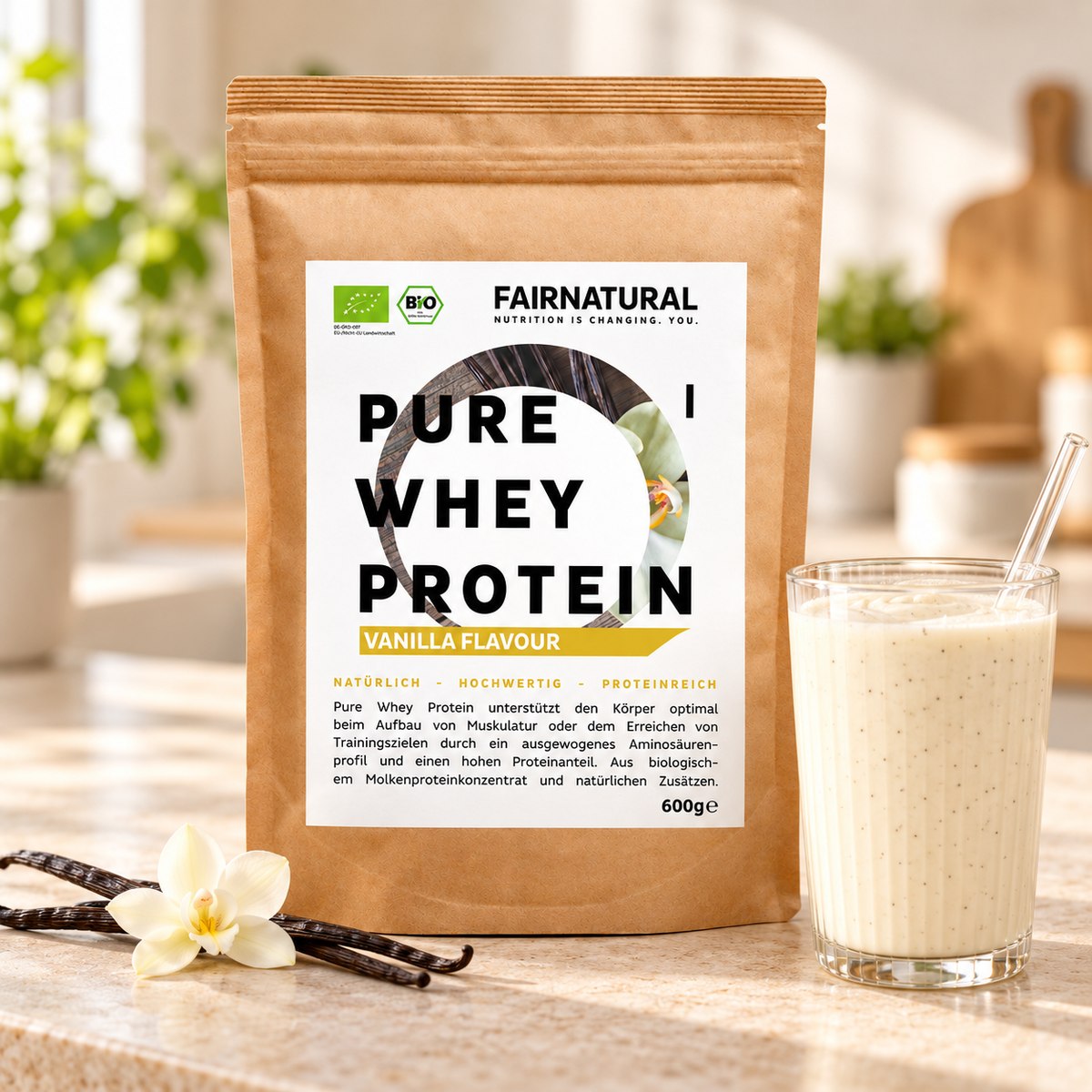Cremiger Vanille-Proteinshake neben dem Fairnatural 600-g-Beutel